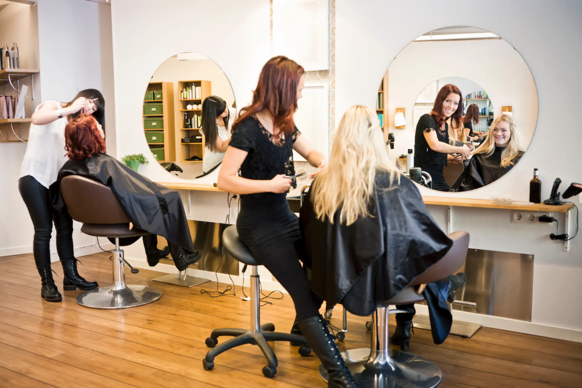 Friseurinnen bei der Arbeit in einem modernen Friseursalon