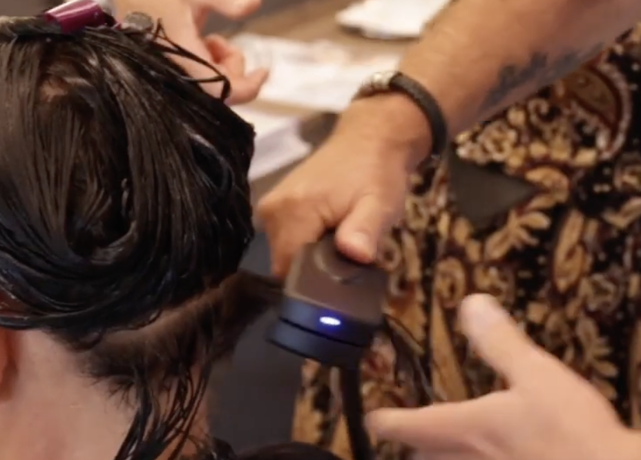 KryoHairStyle Anwendung an einer Kundin im Salon