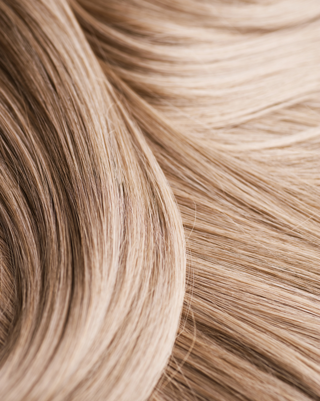 Detailaufnahme von glänzendem Haar mit sichtbarer Lichtreflexion